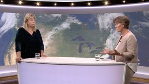 Forskaren Annika Carlsson-Kanyama i Aktuelltstudion tillsammans med programledearen.