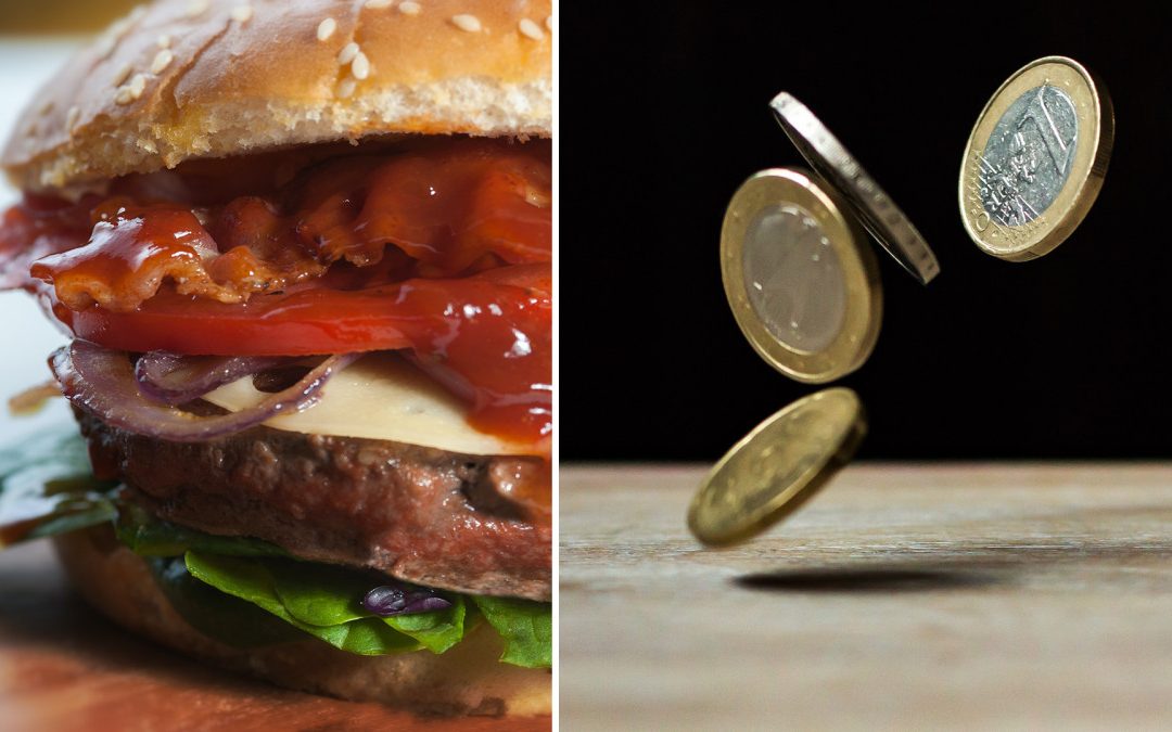 En delad bild där vänstra delen är en stor hamburgare delad på mitten. Andra halvan är några mynt som ramlar ned mot ett bord.
