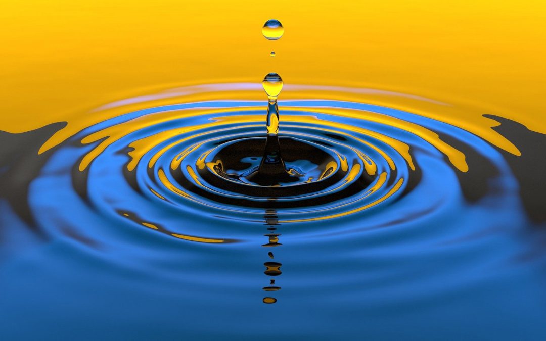 En droppe som ger ringar på vatten.
