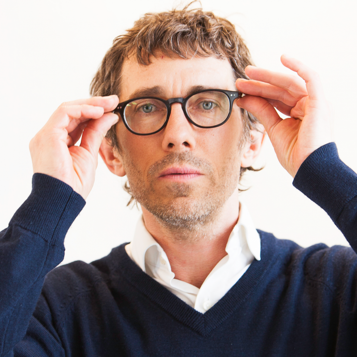 porträtt på forskaren Markus Larsson med glasögon och vit skjorta