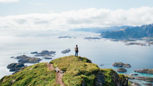 Person står ensam på ett berg