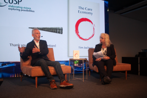 Tim Jackson i en stol och Erika Bjreström i en stol mittemot.